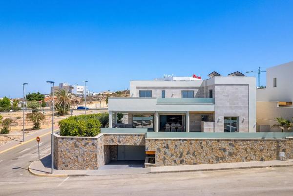 Casa independiente en calle Rafael de León