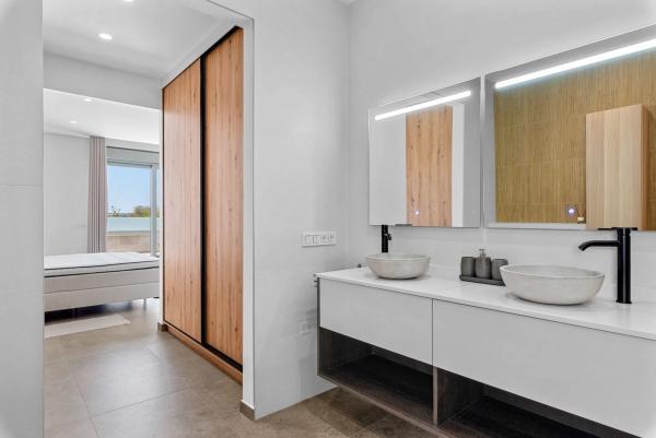 Casa independiente en calle Rafael de León