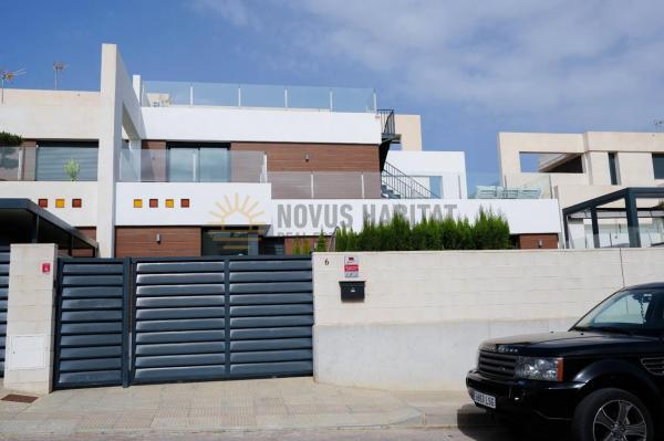 Casa independiente en calle Infanta Elena