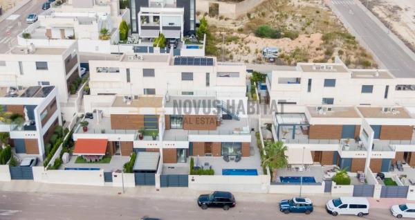 Casa independiente en calle Infanta Elena