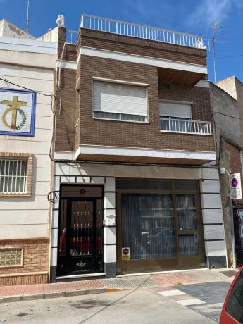 Casa independiente en calle Santa Ana