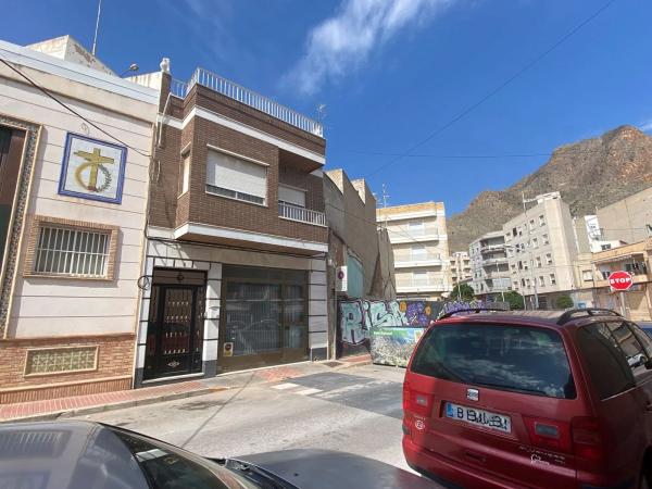 Casa independiente en calle Santa Ana