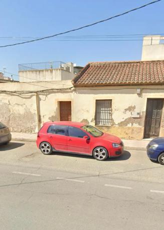Casa de pueblo en avenida de la Constitución, 112