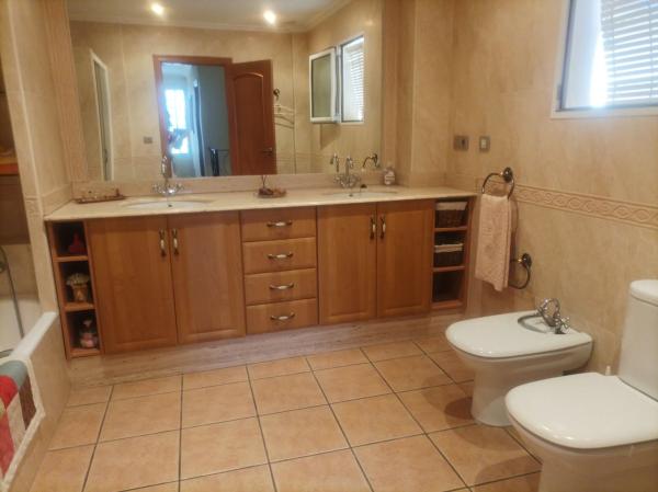 Casa independiente en calle José Cartagena