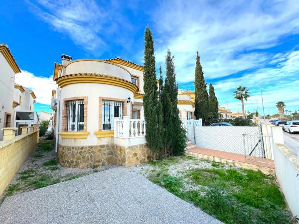 Casa independiente en calle Algarrobo
