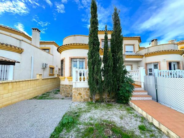 Casa independiente en calle Algarrobo