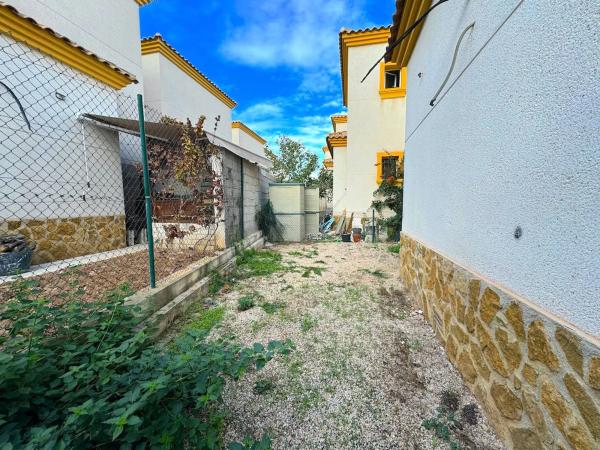 Casa independiente en calle Algarrobo