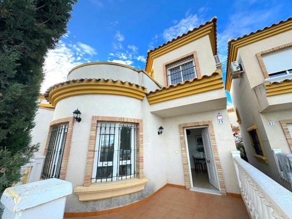 Casa independiente en calle Algarrobo