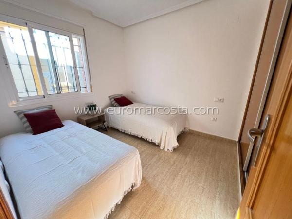 Casa independiente en calle Algarrobo