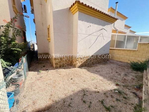 Casa independiente en calle Algarrobo