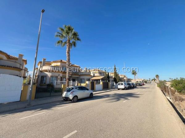 Casa independiente en calle Algarrobo