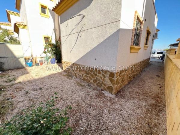 Casa independiente en calle Algarrobo