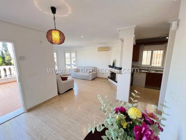 Casa independiente en calle Algarrobo