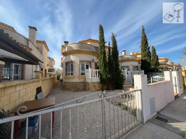 Casa independiente en calle Algarrobo