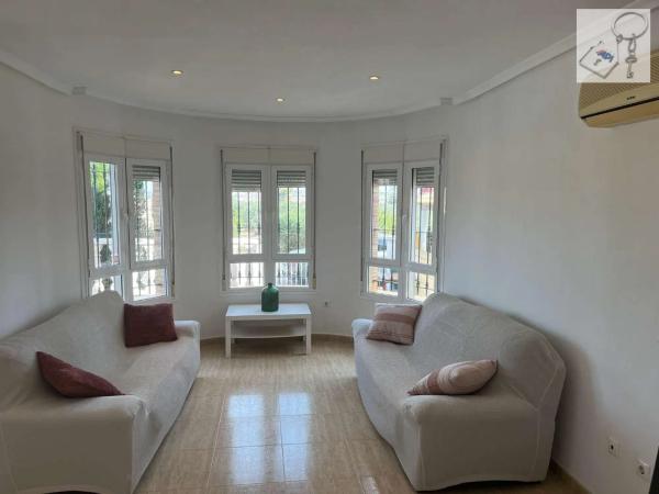 Casa independiente en calle Algarrobo