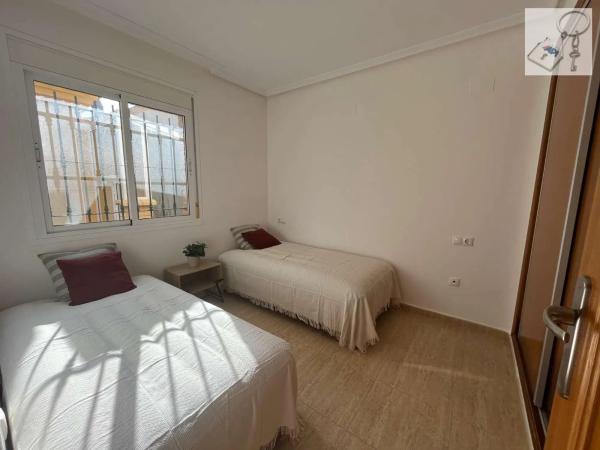 Casa independiente en calle Algarrobo