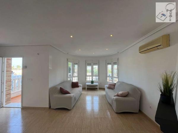 Casa independiente en calle Algarrobo