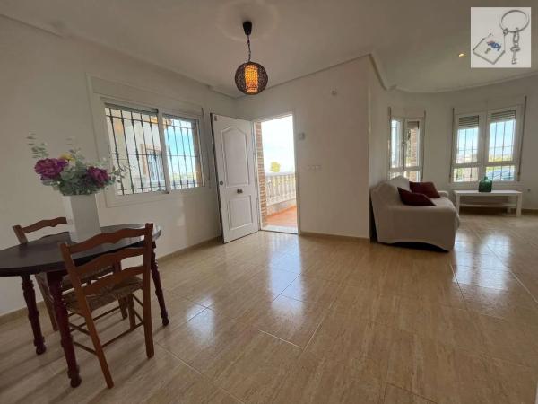 Casa independiente en calle Algarrobo