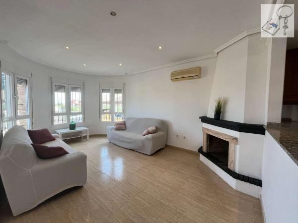 Casa independiente en calle Algarrobo