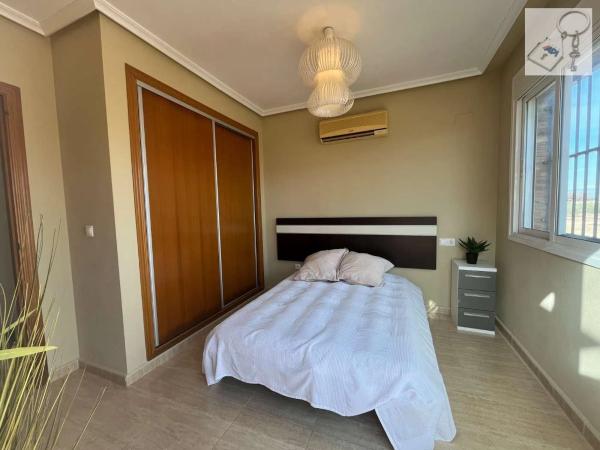 Casa independiente en calle Algarrobo