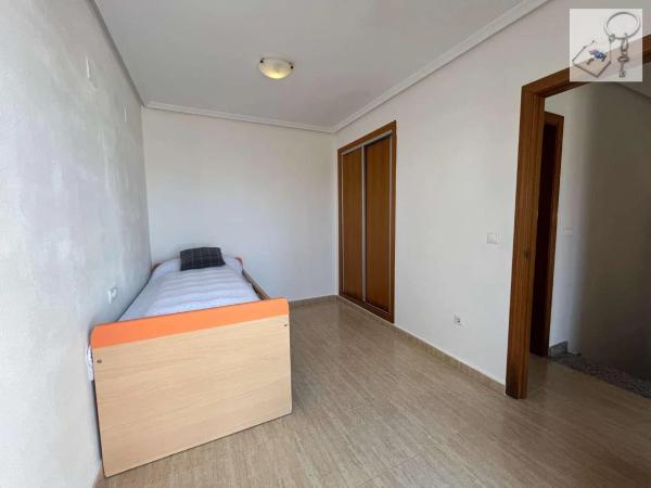 Casa independiente en calle Algarrobo