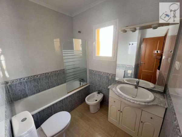 Casa independiente en calle Algarrobo