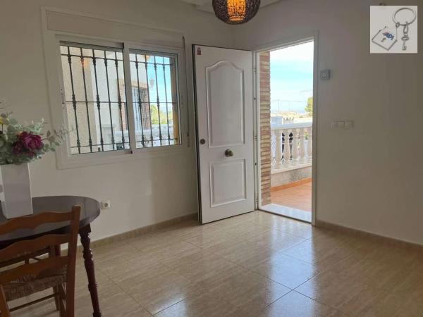 Casa independiente en calle Algarrobo