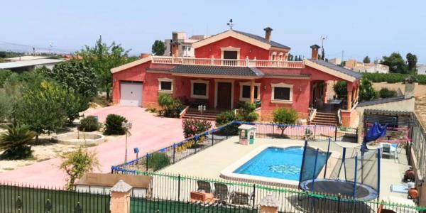 Casa independiente en calle Orihuela