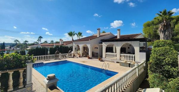 Casa independiente en calle Tilo