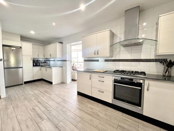 Casa independiente en calle Lirio