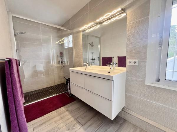 Casa independiente en calle Lirio