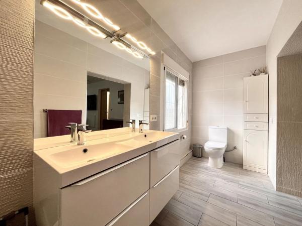 Casa independiente en calle Lirio