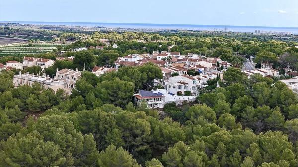 Casa independiente en calle Lirio