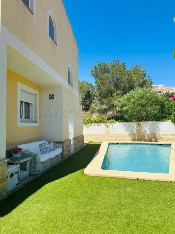 Casa independiente en calle Mimosa