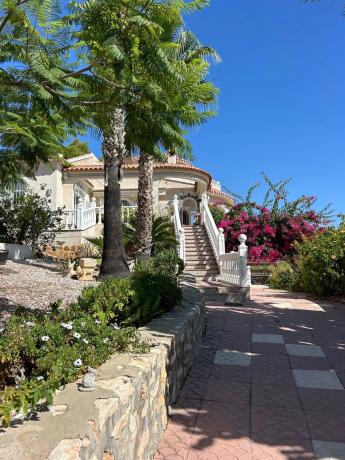 Casa independiente en calle Mimosa