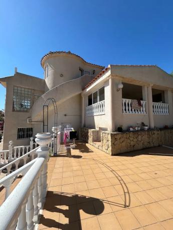 Casa independiente en calle Mimosa