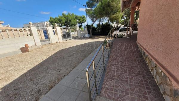 Casa independiente en CL Acacia p C