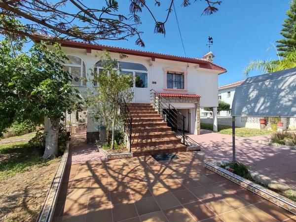 Casa independiente en calle Almendro