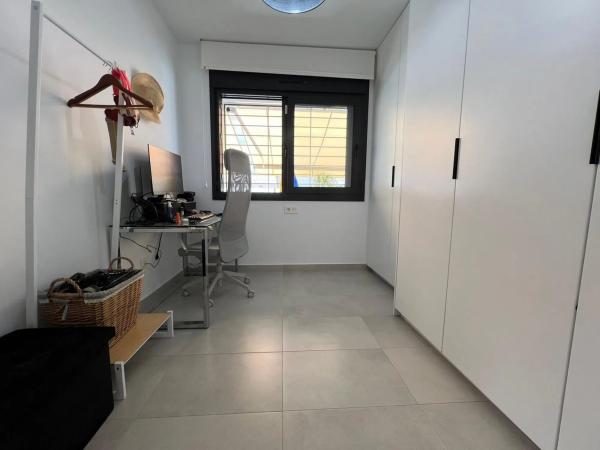 Casa independiente en calle Salónica