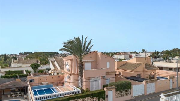 Casa independiente en calle Venecia