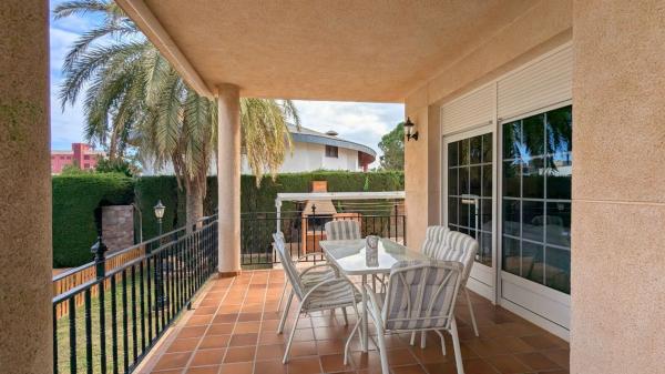 Casa independiente en avenida de Austria