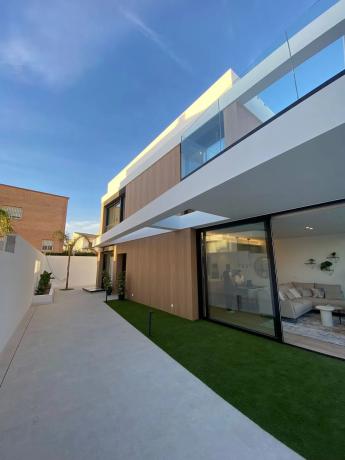 Casa independiente en calle Bruselas s/n