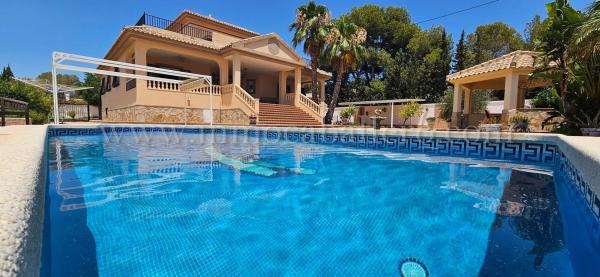 Casa independiente en calle Sauce