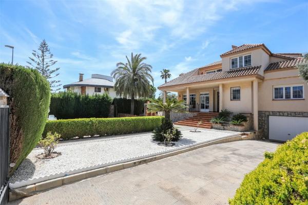 Casa independiente en avenida de Italia