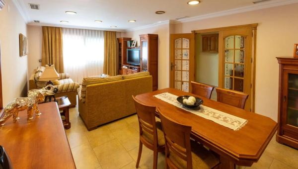 Casa independiente en calle Valencia