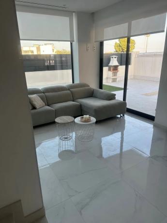 Casa independiente en Av Argentina De