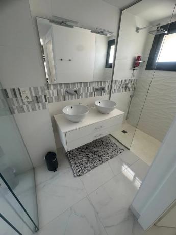 Casa independiente en Av Argentina De