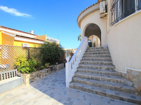 Casa independiente en calle Oceanía