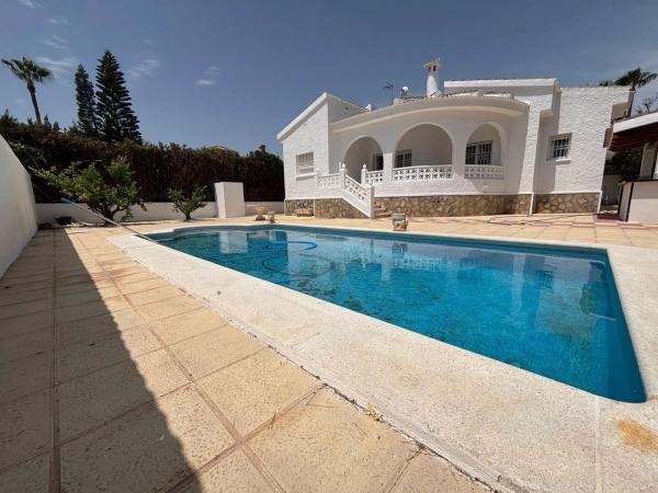 Casa independiente en calle Santiago de Compostela Número 1