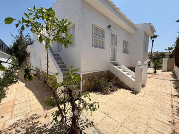 Casa independiente en calle Santiago de Compostela Número 1